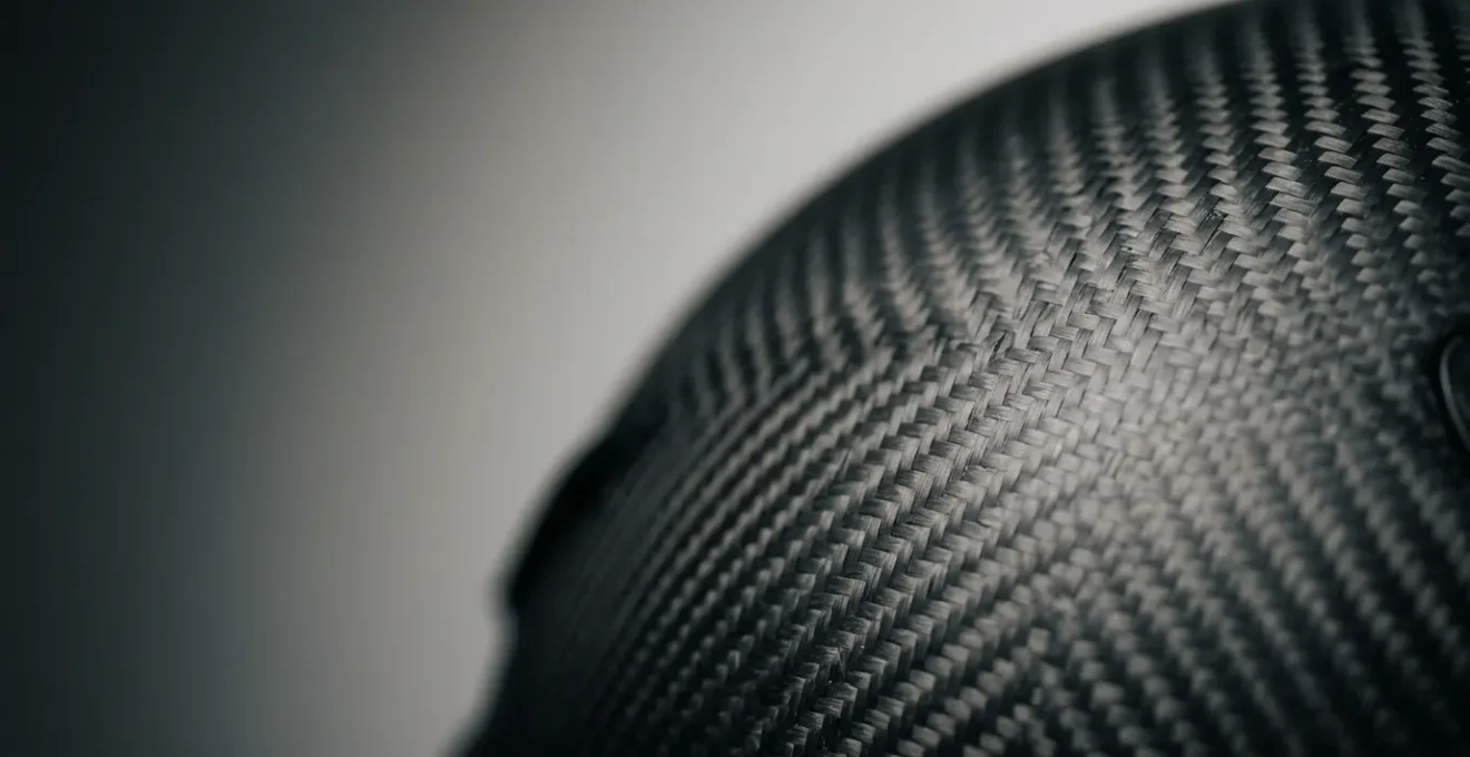 Premium-Carbonhelm für Motorräder mit sichtbarer Kohlefaserstruktur in professioneller Nahaufnahme