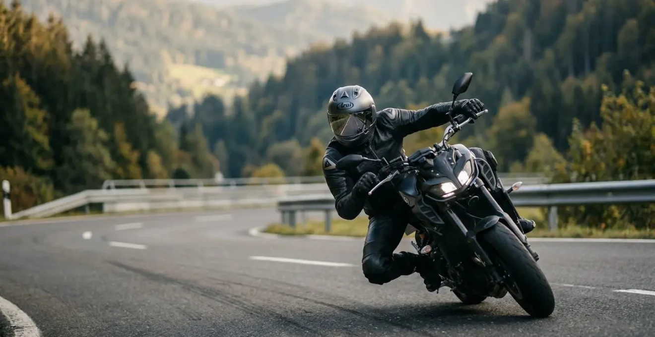 Motorradfahrer in Schräglage auf kurviger Landstraße mit intensivem Fokus