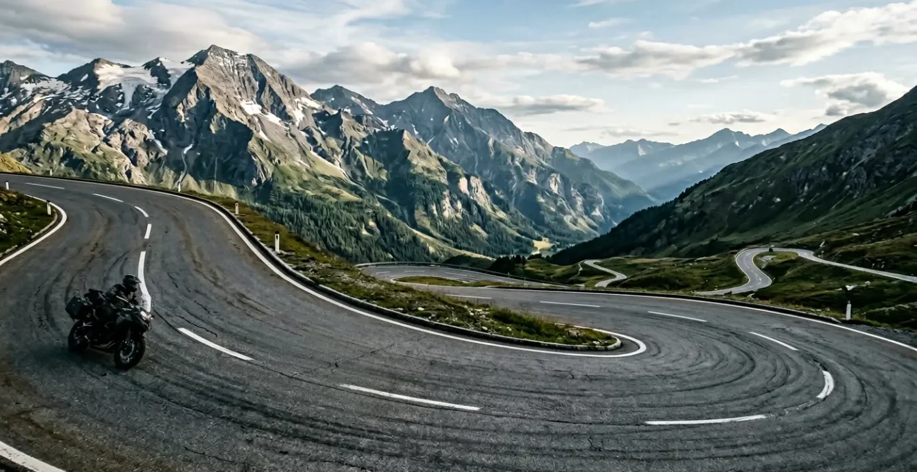 Motorradfahrer in dynamischer Schräglage auf kurviger Landstraße mit physikalischen Kräften visualisiert