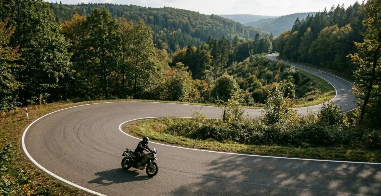 Motorradfahrer auf kurvenreicher Landstraße in Deutschland bei der Perfektionierung seiner Fahrtechnik