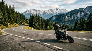 Motorradfahrer in dynamischer Schräglage auf bayerischer Bergstraße während Kurventraining