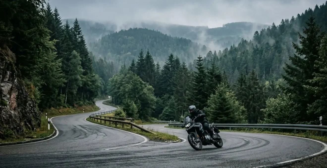 Motorradfahrer auf kurvenreicher Landstraße im Schwarzwald während einer achtsamen Fahrt zur Stressreduktion