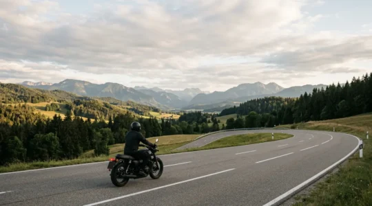 Motorradfahrer auf deutscher Landstraße mit Versicherungsschutz
