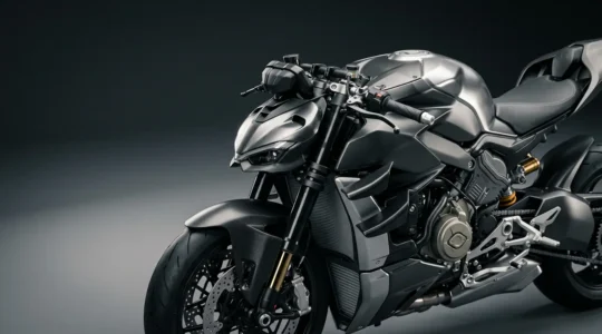 Hochwertige BMW Sportmaschine mit Fokus auf Details und Sicherheit, repräsentiert die 15.000 Euro Investition in Motorradversicherung