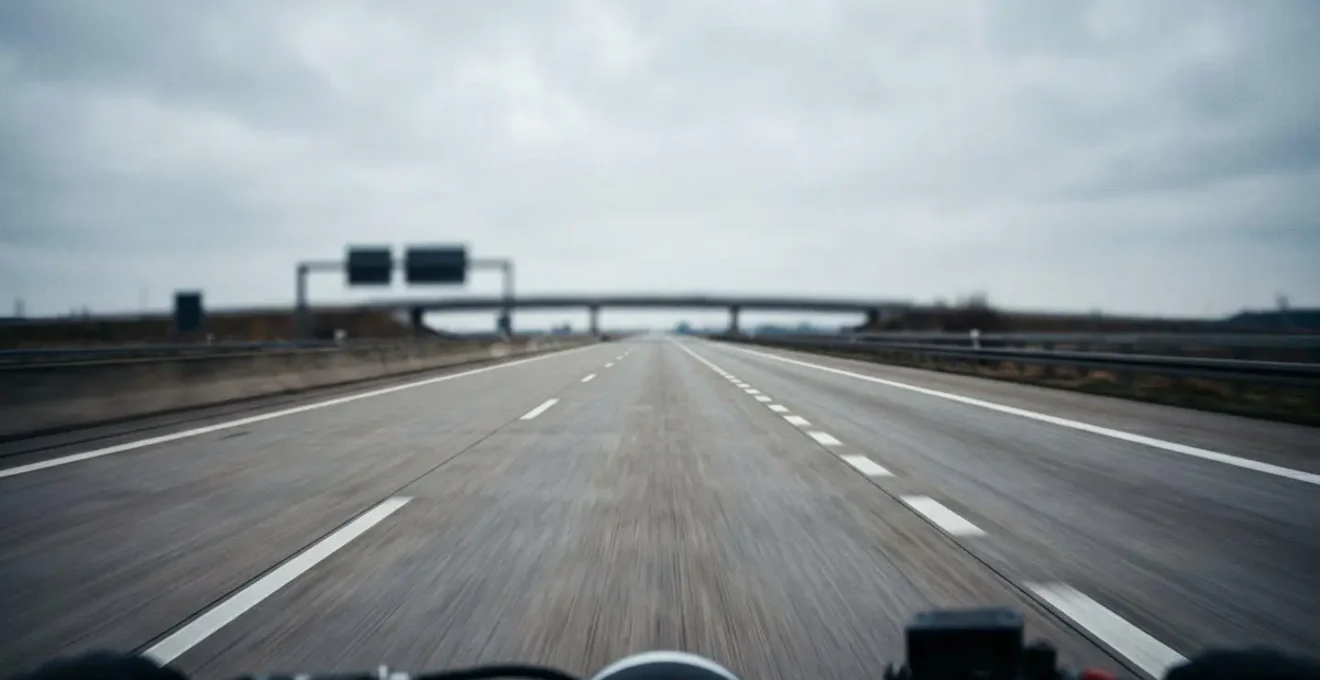Symbolische Darstellung: Gerade Autobahn verschwindet im Horizont, suggeriert Monotonie und Konzentrationsgefahr