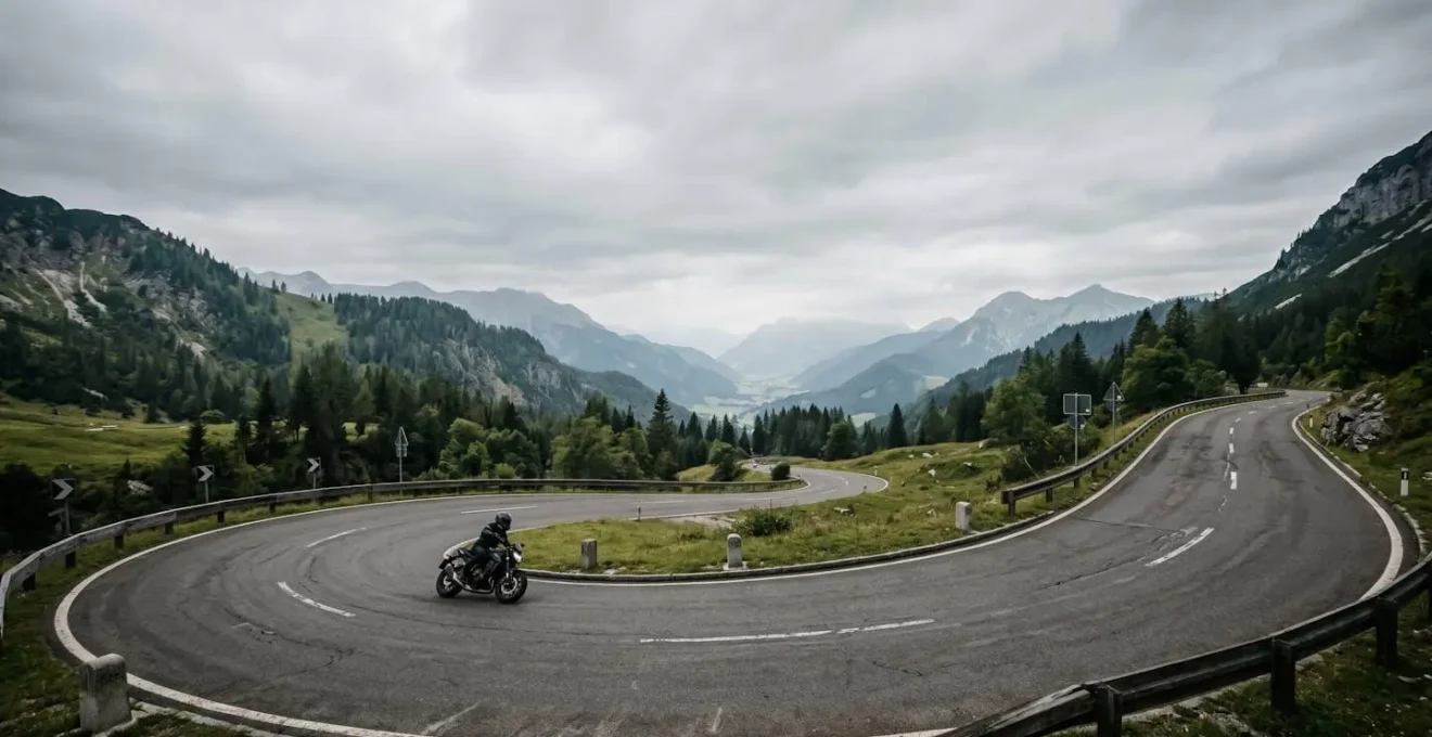 Weitwinkelaufnahme einer kurvigen bayerischen Alpenstrasse mit Motorradfahrer in harmonischer Schräglage