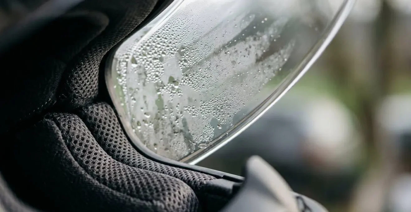 Nahaufnahme eines Motorradhelms mit sichtbarem Atemfluss und Konzentration auf die Atemtechnik