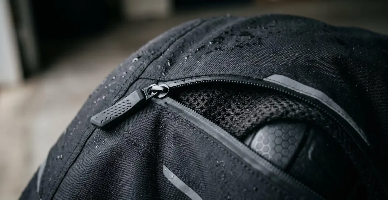 Nahaufnahme von wasserdichter Motorradjacke mit Belüftungsdetails und Protektoren