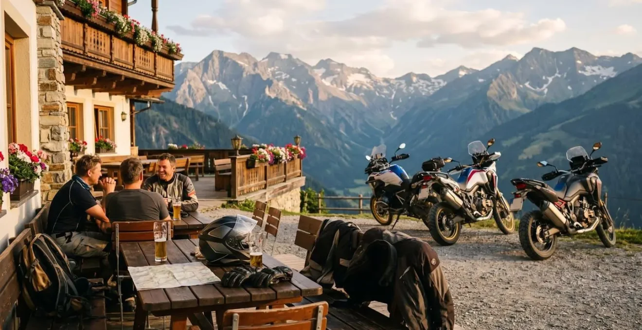 Gemütliche Terrasse eines Motorradhotels in den Alpen mit Blick auf umliegende Berggipfel und geparkte Motorräder