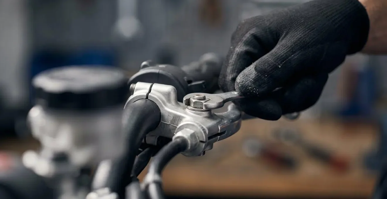 Makroaufnahme von Motorradteilen und Mechanikerhänden, Detailansicht für Kleinschadenreparatur
