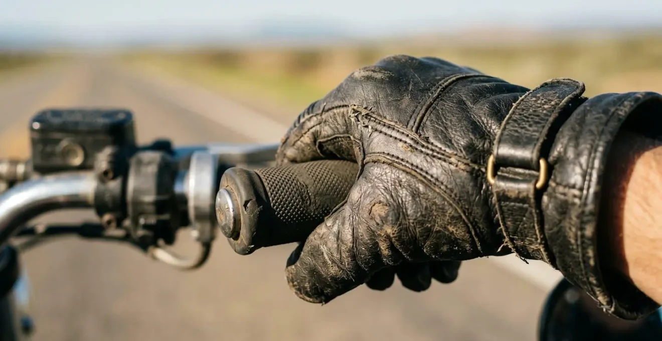 Motorradfahrer vor weitem Horizont auf offener deutscher Landstrasse