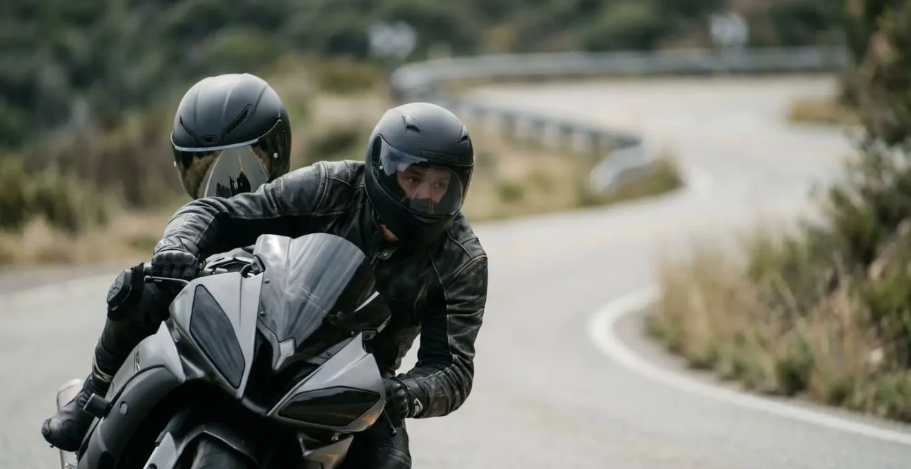 Motorradfahrer in Schräglage bei Kurvenfahrt mit konzentriertem Blick voraus