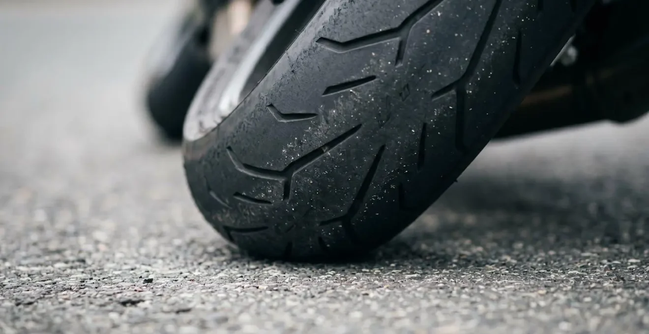 Detailaufnahme eines Motorradreifens in extremer Schräglage auf deutschem Asphalt
