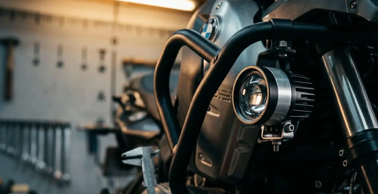 Technische Darstellung der gesetzlich vorgeschriebenen Montagehöhen für Motorrad-Zusatzscheinwerfer nach StVZO