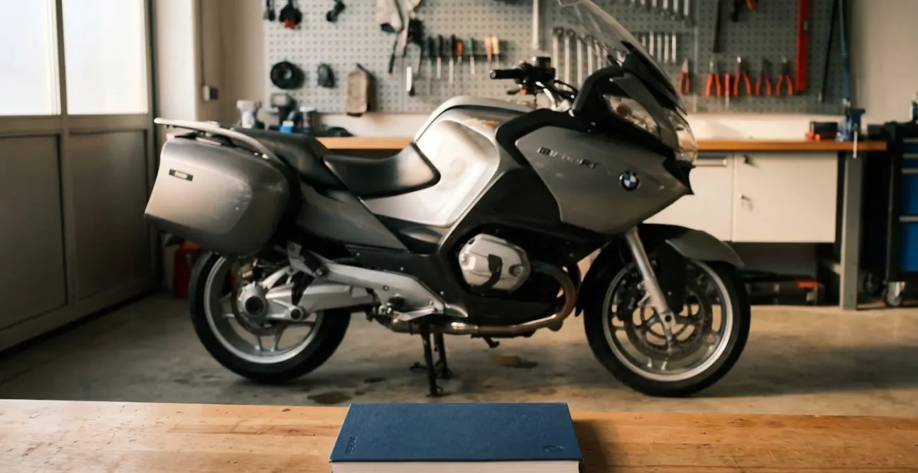 Gebrauchtes Motorrad mittleren Alters mit Wartungsunterlagen symbolisiert Wechselzeitpunkt