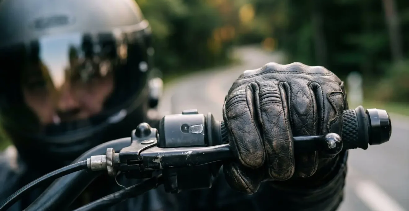 Nahaufnahme eines Motorradfahrers der die Umgebung intensiv wahrnimmt waehrend der Fahrt durch deutsche Naturlandschaft