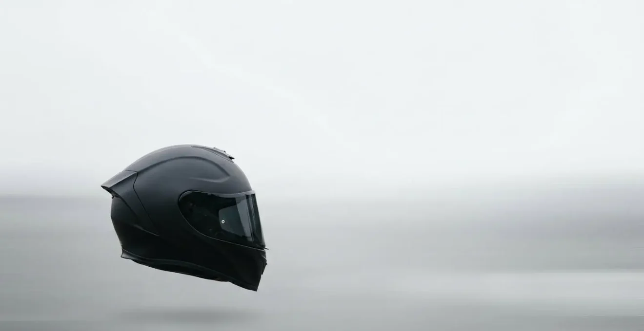Seitenansicht eines Premium-Integralhelms mit aerodynamischem Spoiler bei Geschwindigkeit