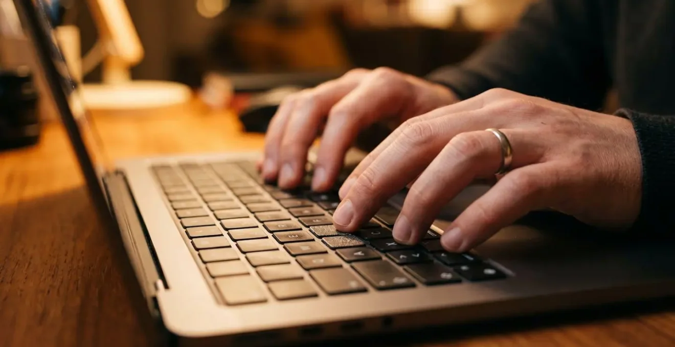 Online-Vergleichsportal für Motorradversicherungen auf Laptop-Bildschirm